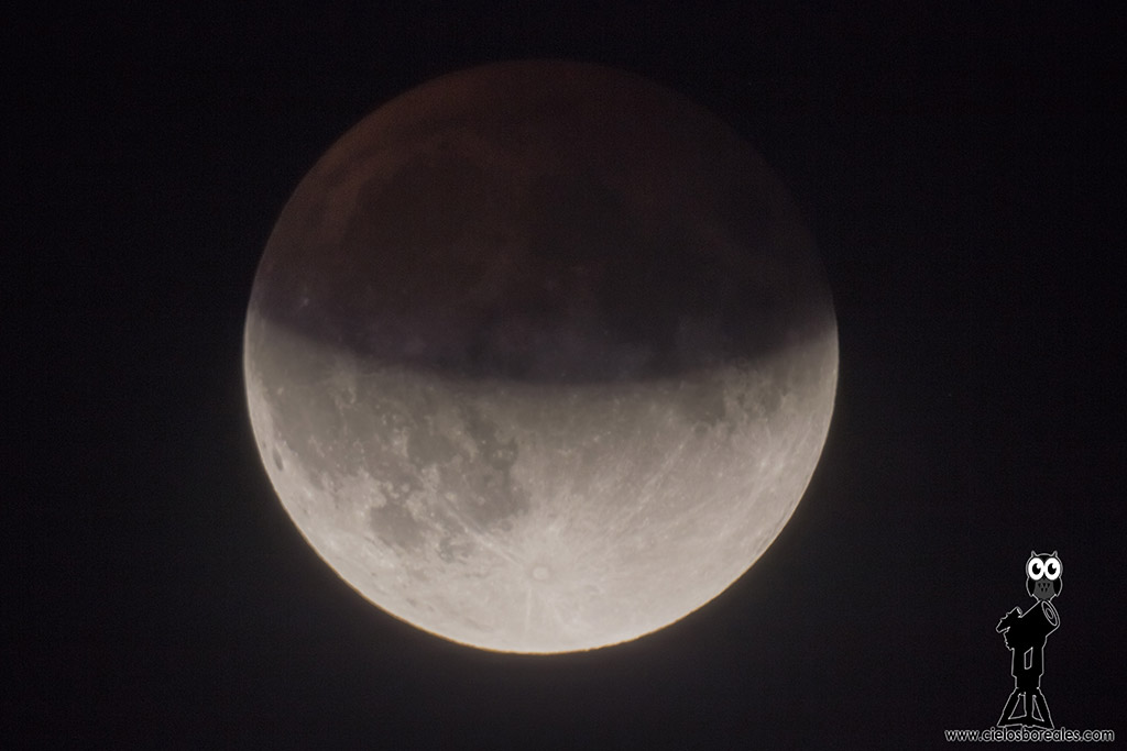 Un eclipse lunar con permiso de las nubes