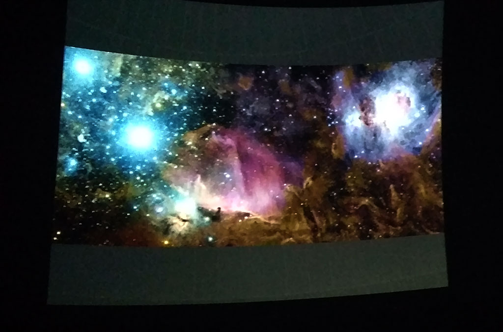 Colores del cielo profundo en el Planetario de Madrid.